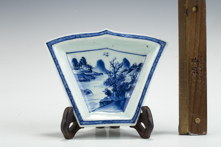 古玩陶瓷清乾隆·青花山水人物紋攢盤拍賣，當前價格188元