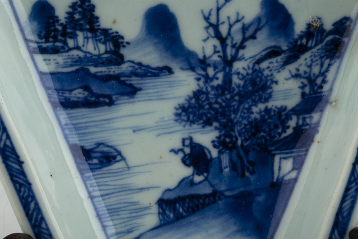 古玩陶瓷清乾隆·青花山水人物紋攢盤拍賣，當前價格188元