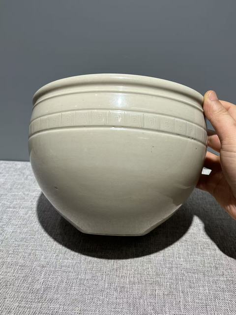 古玩陶瓷白釉刻花缸真品鑒賞圖
