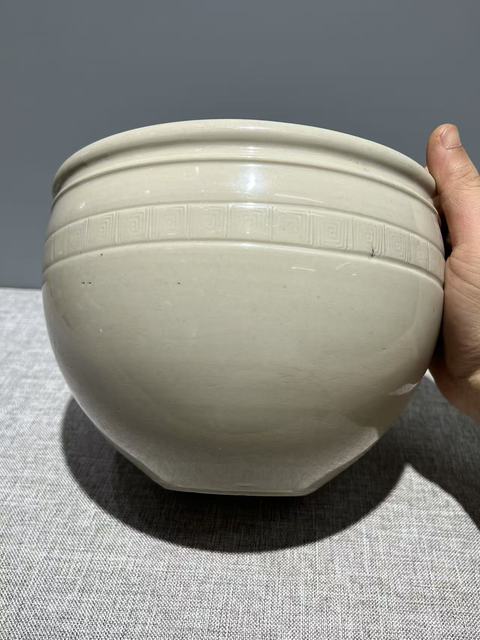 古玩陶瓷白釉刻花缸真品鑒賞圖