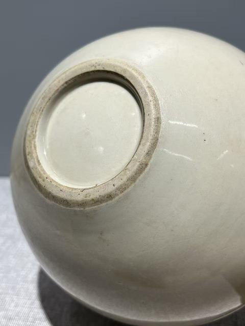 古玩陶瓷白釉刻花缸真品鑒賞圖