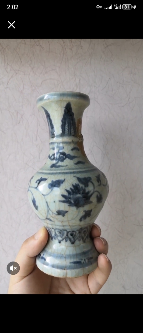 古玩陶瓷景德鎮(zhèn)青花纏枝花卉紋盤口瓶真品鑒賞圖