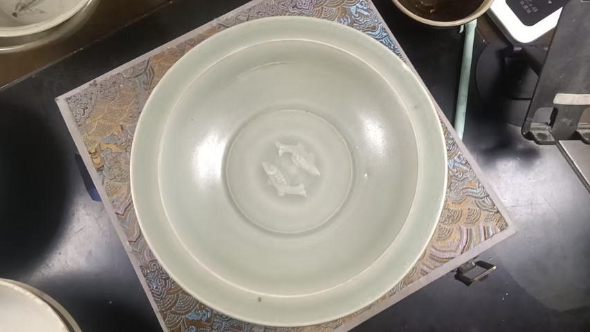 古玩陶瓷 龍泉窯青釉雙魚刻花蓮瓣折沿洗真品鑒賞圖