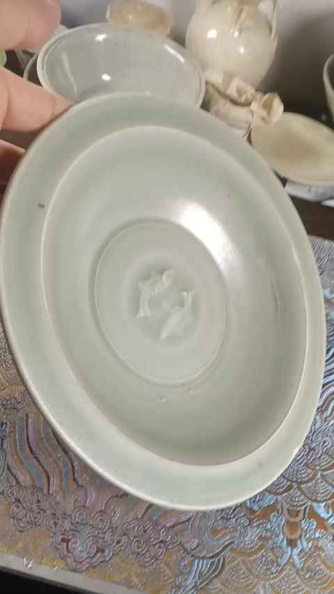 古玩陶瓷 龍泉窯青釉雙魚刻花蓮瓣折沿洗真品鑒賞圖