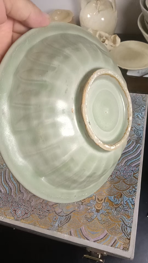 古玩陶瓷 龍泉窯青釉雙魚刻花蓮瓣折沿洗真品鑒賞圖