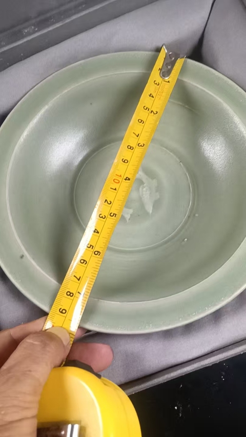 古玩陶瓷 龍泉窯青釉雙魚刻花蓮瓣折沿洗真品鑒賞圖