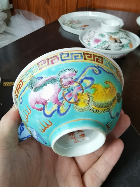 古玩陶瓷松石綠粉彩獅紋茶碗真品鑒賞圖
