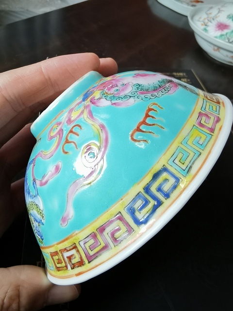 古玩陶瓷松石綠粉彩獅紋茶碗真品鑒賞圖
