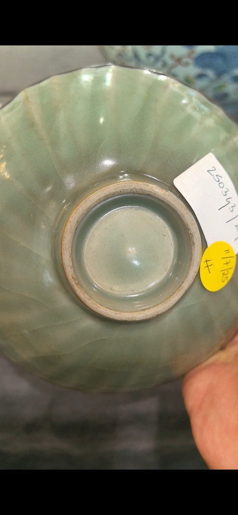 古玩陶瓷龍泉窯青釉碗真品鑒賞圖