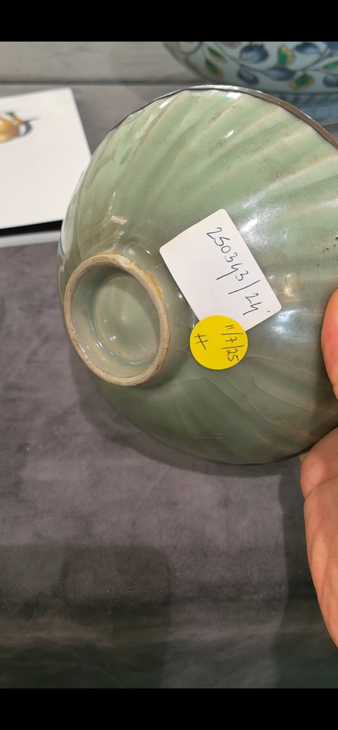 古玩陶瓷龍泉窯青釉碗真品鑒賞圖
