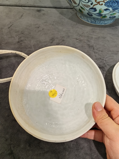 古玩陶瓷德化窯印花白釉蓋盒真品鑒賞圖