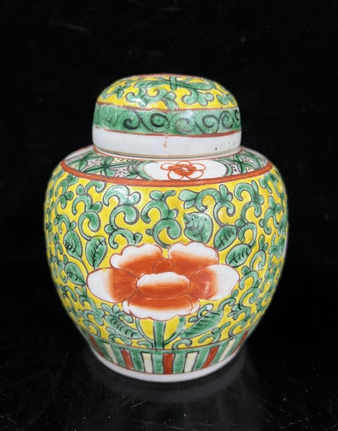 古玩陶瓷五彩花卉紋蓋罐真品鑒賞圖