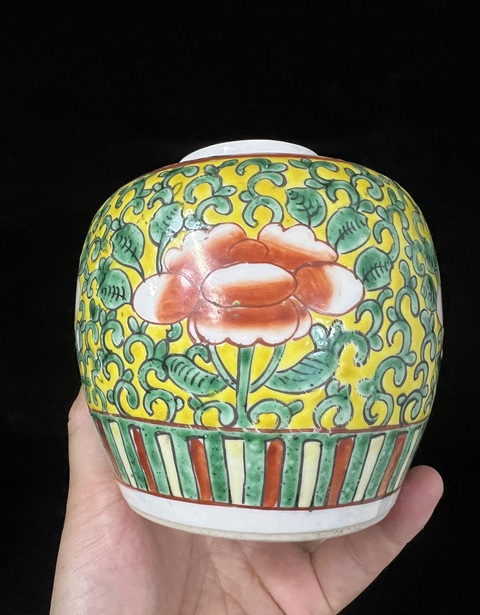 古玩陶瓷五彩花卉紋蓋罐真品鑒賞圖