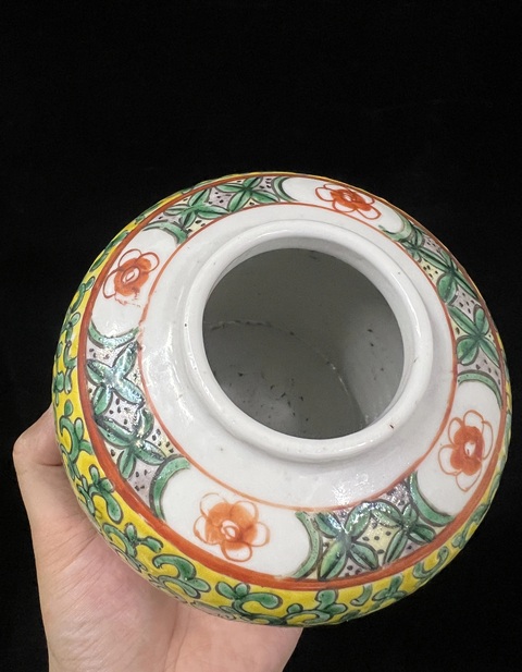 古玩陶瓷五彩花卉紋蓋罐真品鑒賞圖