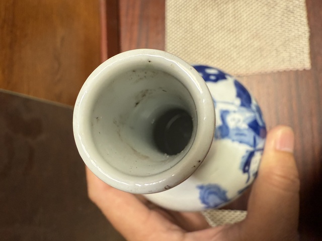 古玩陶瓷人物紋青花長頸瓶真品鑒賞圖