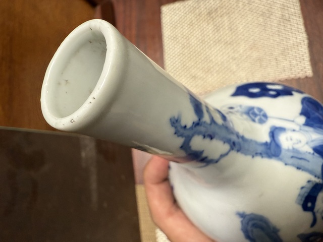 古玩陶瓷人物紋青花長頸瓶真品鑒賞圖