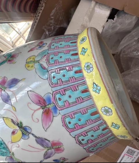 古玩陶瓷蝶紋粉彩瓶真品鑒賞圖