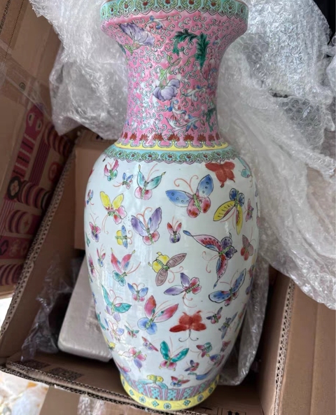 古玩陶瓷蝶紋粉彩瓶真品鑒賞圖