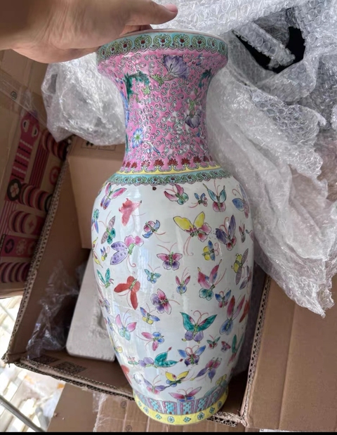 古玩陶瓷蝶紋粉彩瓶真品鑒賞圖