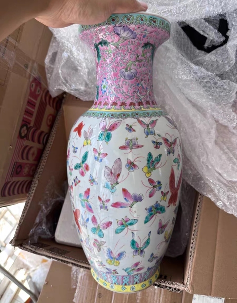 古玩陶瓷蝶紋粉彩瓶真品鑒賞圖