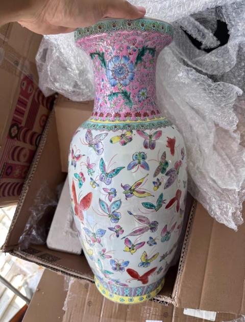 古玩陶瓷蝶紋粉彩瓶真品鑒賞圖