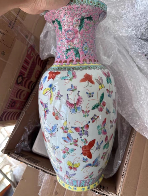 古玩陶瓷蝶紋粉彩瓶真品鑒賞圖