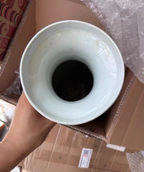 古玩陶瓷蝶紋粉彩瓶真品鑒賞圖