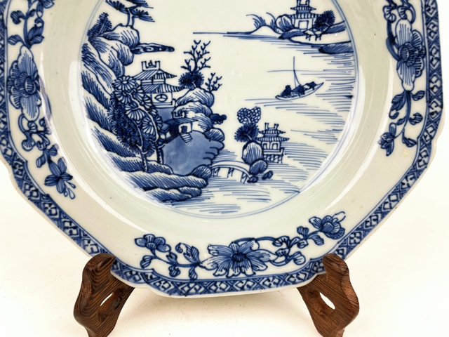 古玩陶瓷清乾隆·青花人物泛舟山水八方盤拍賣,當前價格297元