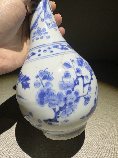 古玩陶瓷花卉紋青花長頸瓶真品鑒賞圖