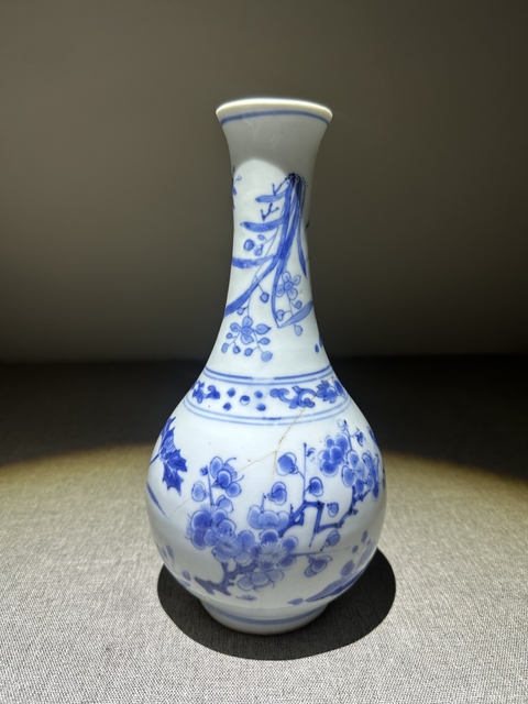 古玩陶瓷花卉紋青花長頸瓶真品鑒賞圖