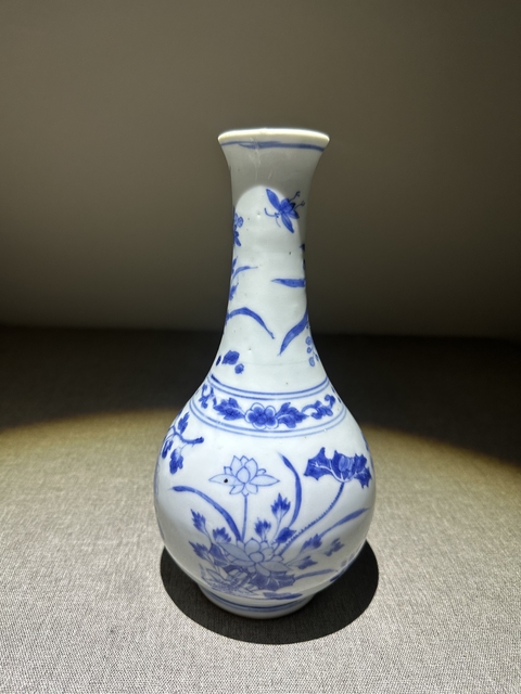 古玩陶瓷花卉紋青花長頸瓶真品鑒賞圖