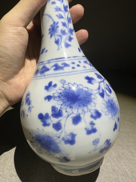 古玩陶瓷花卉紋青花長頸瓶真品鑒賞圖