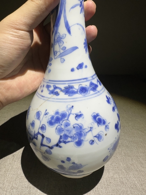 古玩陶瓷花卉紋青花長頸瓶真品鑒賞圖