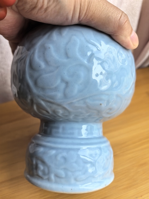 古玩陶瓷天青釉暗刻纏枝花卉紋帽頂真品鑒賞圖