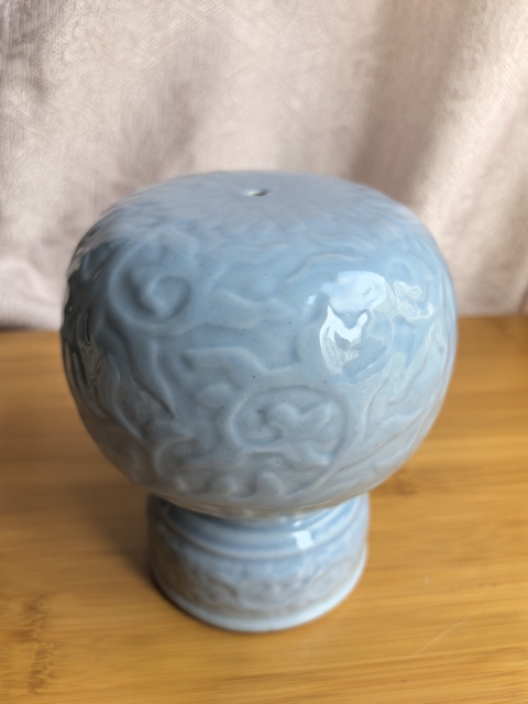 古玩陶瓷天青釉暗刻纏枝花卉紋帽頂真品鑒賞圖
