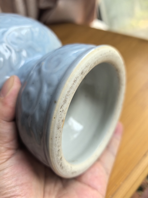 古玩陶瓷天青釉暗刻纏枝花卉紋帽頂真品鑒賞圖