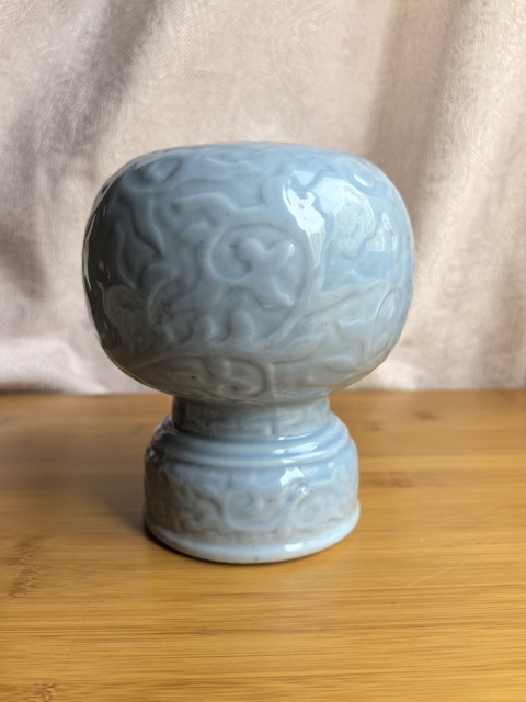 古玩陶瓷天青釉暗刻纏枝花卉紋帽頂真品鑒賞圖