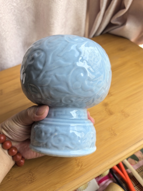 古玩陶瓷天青釉暗刻纏枝花卉紋帽頂真品鑒賞圖