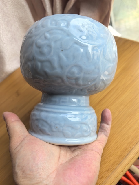 古玩陶瓷天青釉暗刻纏枝花卉紋帽頂真品鑒賞圖