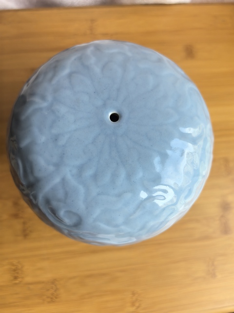 古玩陶瓷天青釉暗刻纏枝花卉紋帽頂真品鑒賞圖