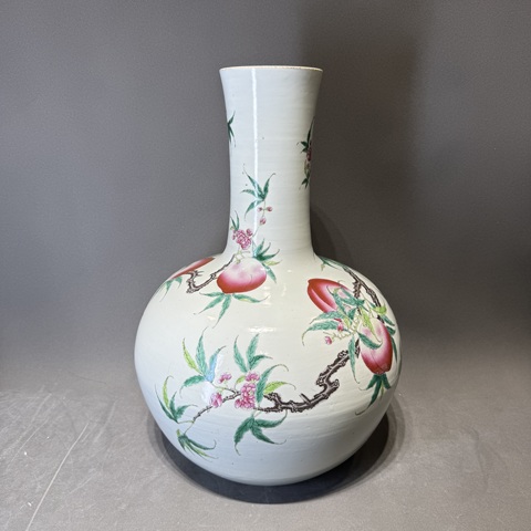 古玩陶瓷粉彩九桃花卉紋天球瓶真品鑒賞圖