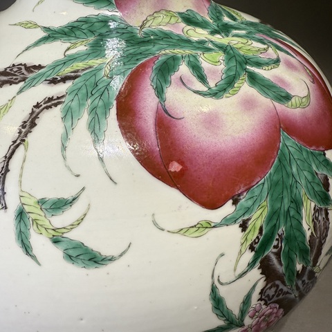 古玩陶瓷粉彩九桃花卉紋天球瓶真品鑒賞圖