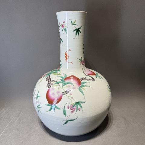 古玩陶瓷粉彩九桃花卉紋天球瓶真品鑒賞圖