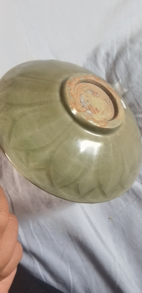 古玩陶瓷龍泉窯青釉刻花蓮瓣紋淺碗真品鑒賞圖