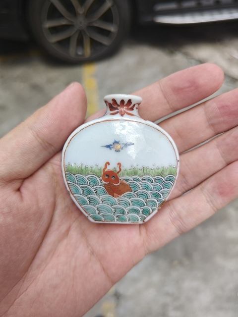 古玩陶瓷鯉魚跳龍門粉彩鼻煙壺真品鑒賞圖