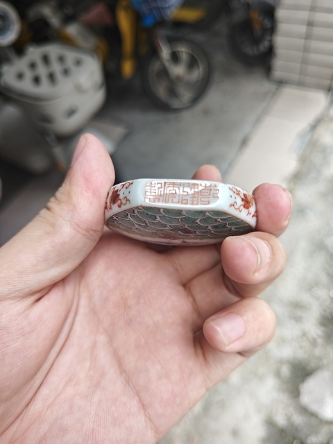 古玩陶瓷鯉魚跳龍門粉彩鼻煙壺真品鑒賞圖