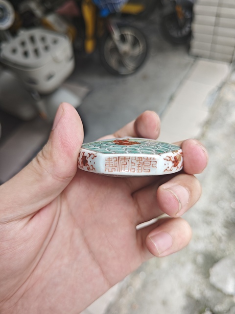 古玩陶瓷鯉魚跳龍門粉彩鼻煙壺真品鑒賞圖