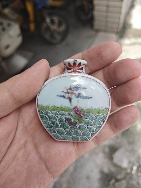 古玩陶瓷鯉魚跳龍門粉彩鼻煙壺真品鑒賞圖
