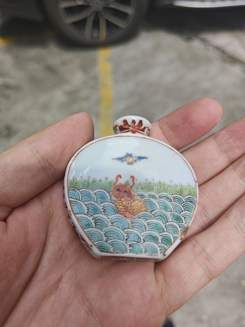 古玩陶瓷鯉魚跳龍門粉彩鼻煙壺真品鑒賞圖