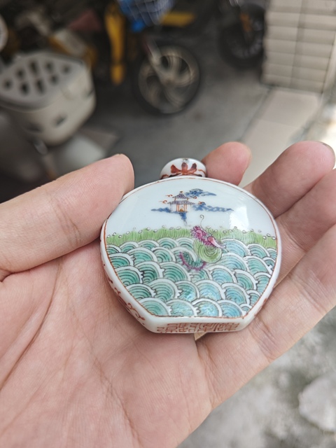 古玩陶瓷鯉魚跳龍門粉彩鼻煙壺真品鑒賞圖